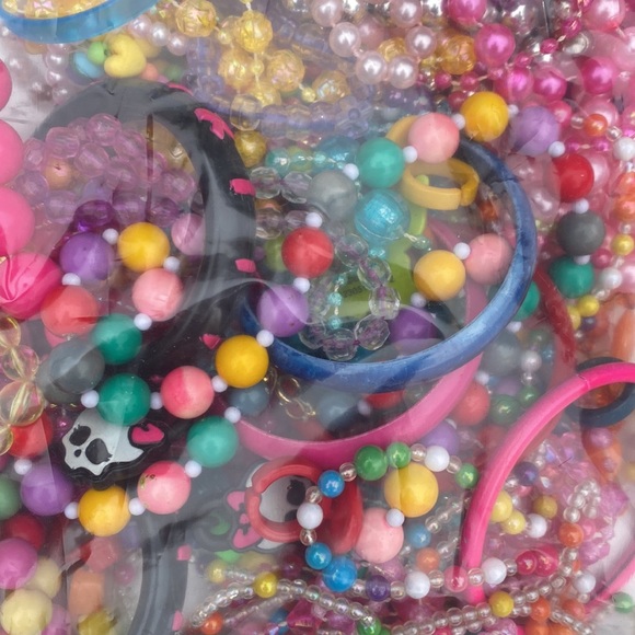 Bag of kids style dress up fashion jewelry beads - Picture 3 of 5